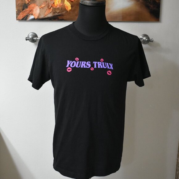 UNISEX MENS WOMENS T-SHIRT S SMALL Yours Truly Call Me When Your Sober kiss - Picture 2 of 13